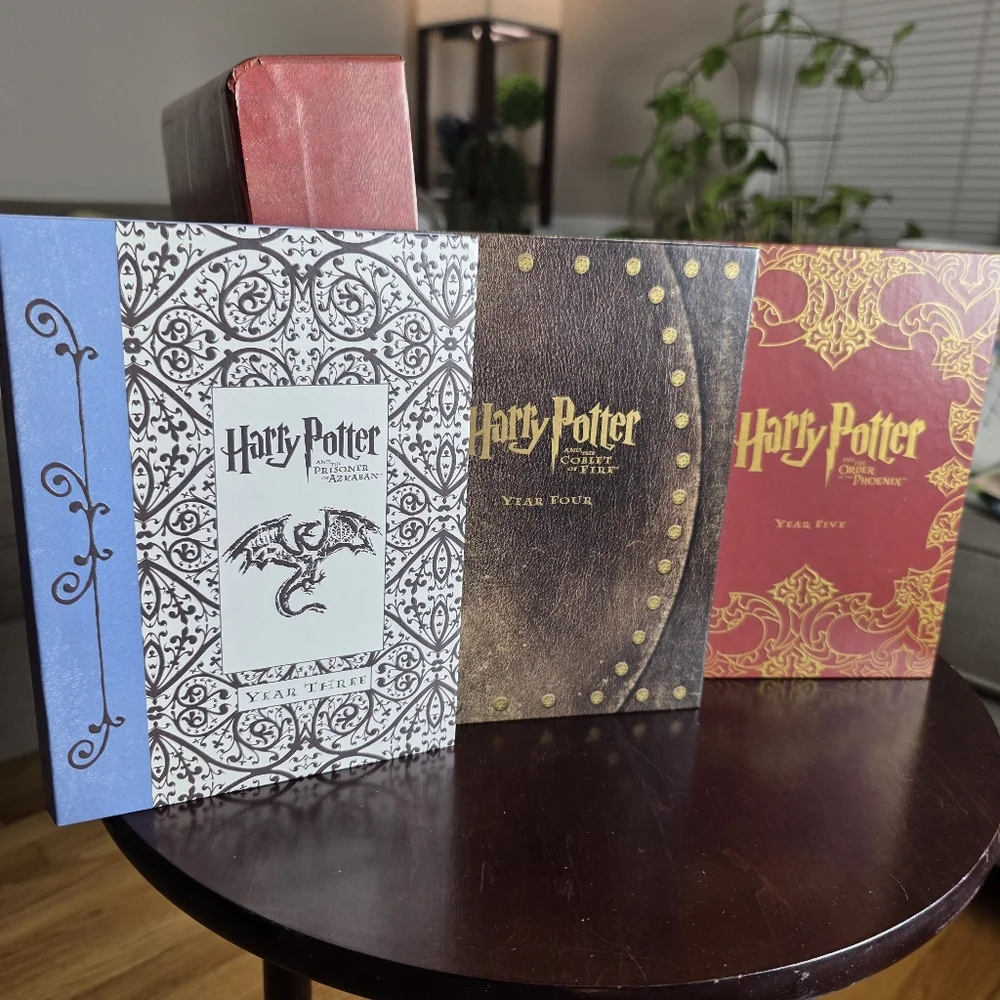 This is a Harry Potter Years 1-5 Limited Edition DVD Gift Set With Trunk - Picture 8 of 10